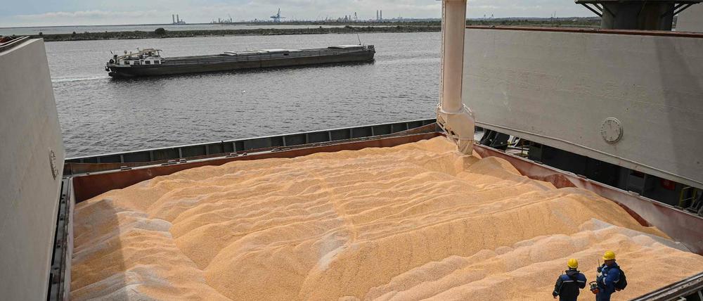 Getreideverladung im rumänischen Schwarzmeerhafen Konstanza. Auch Weizen aus der Ukraine könnte von hier aus exportiert werden. 