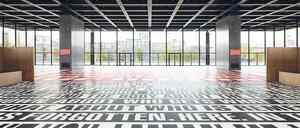 Text-Bausteine. Barbara Krugers Installation im Mies van der Rohe-Bau.