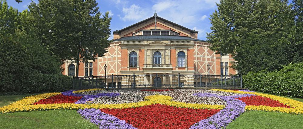 Die Bayreuther Festspiele finden im Richard-Wagner-Festspielhaus auf dem „Grünen Hügel“ statt.