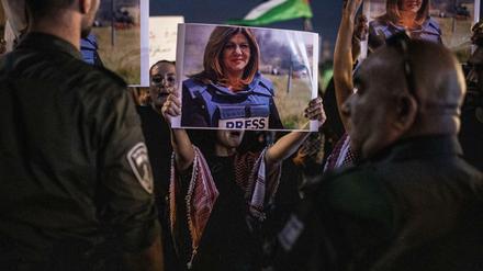 Demonstranten halten Plakate mit Bildern der getöteten Al-Dschasira-Journalistin Schirin Abu Akle während eines Protests.