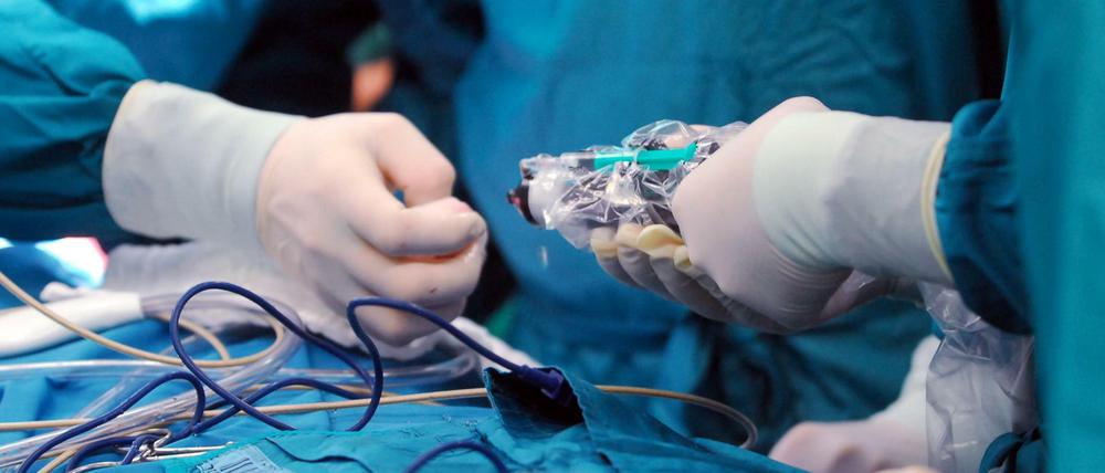 Mediziner im Operationssaal des Zentrums für Schwerbrandverletzte mit Plastischer Chirurgie am Berliner Unfallkrankenhaus.