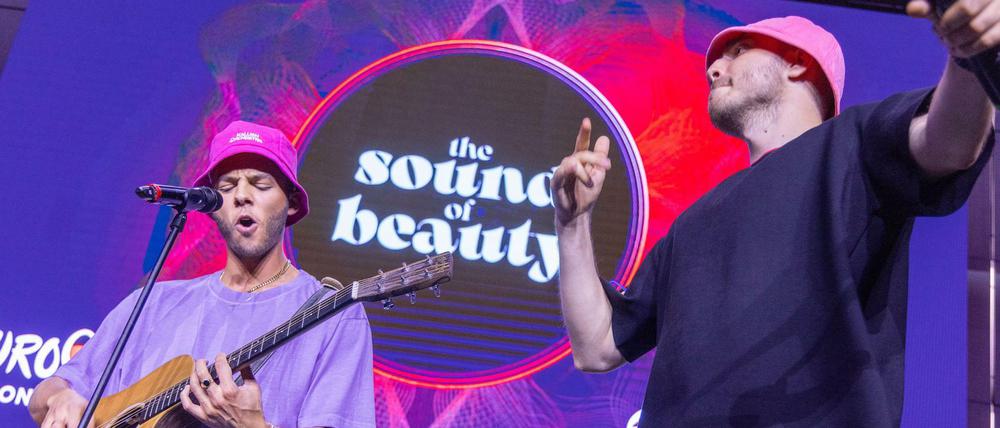 Malik Harris (l) aus Deutschland singt beim Empfang der Deutschen Botschaft vor dem ESC gemeinsam mit Oleh Psjuk (r) vom Kalush Orchestra aus der Ukraine.