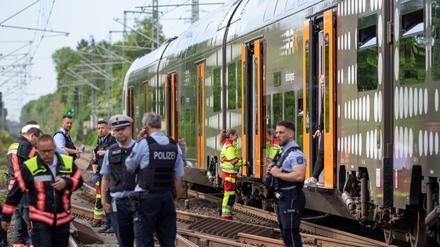 Ein Mann hat in einer Regionalbahn bei Aachen am Freitagmorgen mit einem Messer auf Reisende eingestochen und mindestens drei Menschen verletzt. 