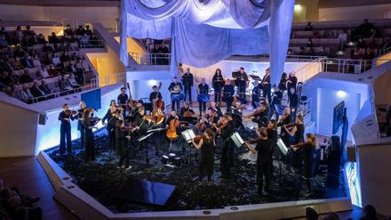 Das Mahler Chamber Orchestra mit Patricia Kopatchinskaja im Kammermusiksaal.