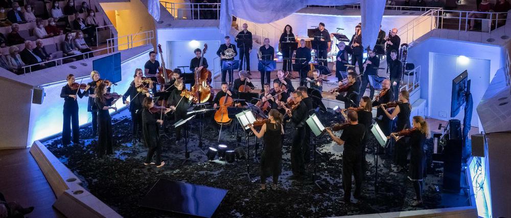 Das Mahler Chamber Orchestra mit Patricia Kopatchinskaja im Kammermusiksaal.