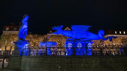 Der Lindwurmbrunnen in Klagenfurt in Österreich leuchtete in der Nacht zum 13. Mai in Blau.