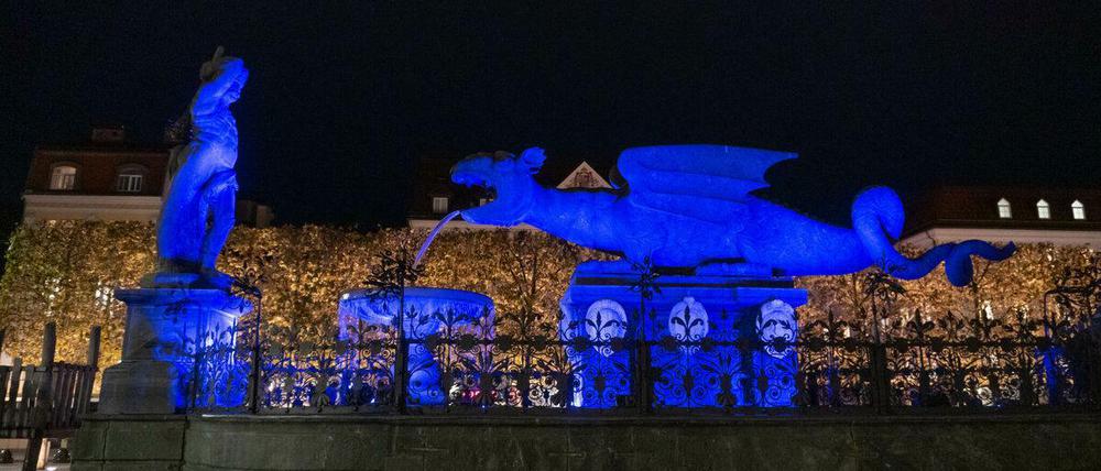 Der Lindwurmbrunnen in Klagenfurt in Österreich leuchtete in der Nacht zum 13. Mai in Blau.