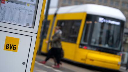 Fahrgäste von BVG und S-Bahn sollen künftig auch kostenlost Sharing- und Taxifahrten nutzen, fordern die Berliner Grünen.