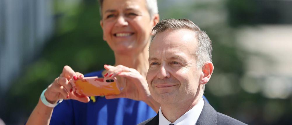 Geht doch auch nicht! EU-Kommissarin knipst, Minister Wissing mahnt.