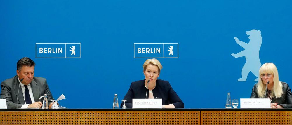 Andreas Geisel, Franziska Giffey und Iris Spranger in der Pressekonferenz nach der Sitzung des Berliner Senat im Roten Rathaus