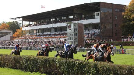 Beim Oleander-Rennen galoppieren die Pferde zweimal an den Tribünen vorbei.