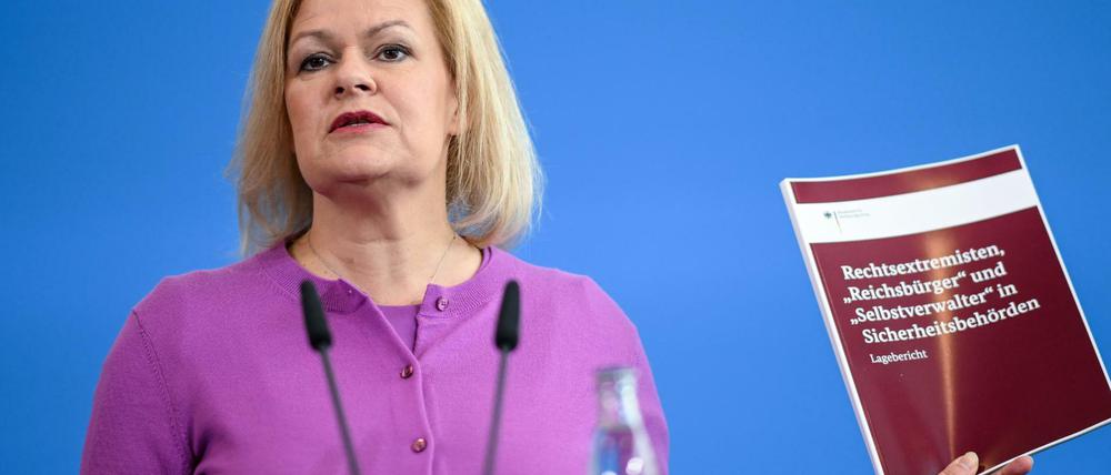 Staatsfeinde im Staatsdienst. Sicherheitsbehörden und Bundeswehr haben ein Dauerproblem mit rechtsextremen Mitarbeitern. Bundesinnenministerin Faeser stellte am Freitag dazu einen Lagebericht vor