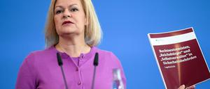 Staatsfeinde im Staatsdienst. Sicherheitsbehörden und Bundeswehr haben ein Dauerproblem mit rechtsextremen Mitarbeitern. Bundesinnenministerin Faeser stellte am Freitag dazu einen Lagebericht vor