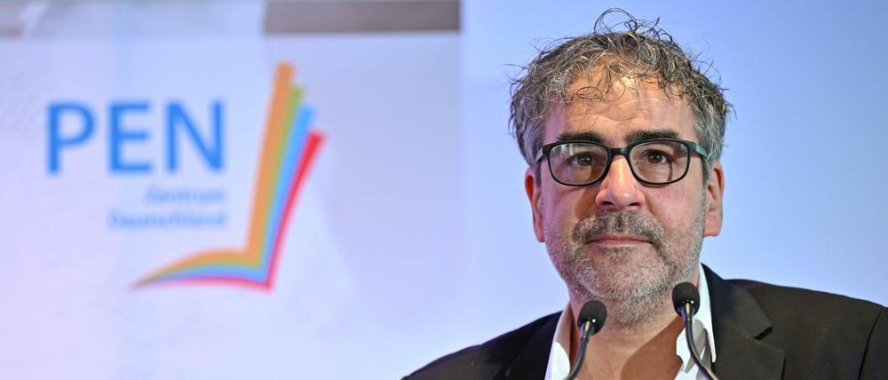 Deniz Yücel, Präsident des PEN-Zentrums Deutschland, am Rednerpult in Gotha.