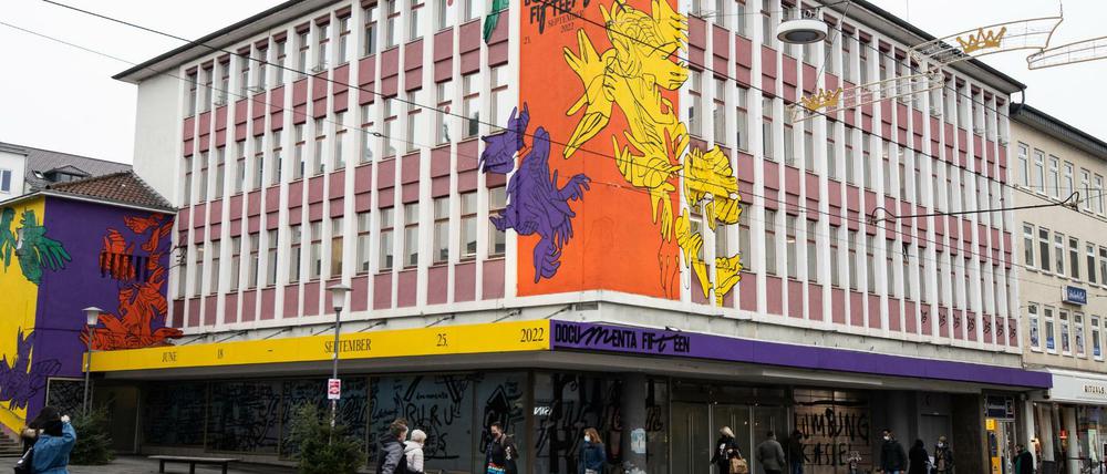 Wandbild in Kassel. Das Logo der Documenta fifteen am sogenannten "ruruHaus" stammt vom indonesischen Kuratorenkollektiv Ruangrupa.