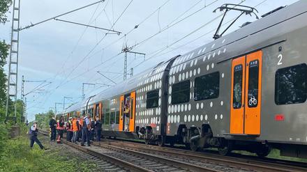 Ein Mann hat in einer Regionalbahn bei Aachen am Freitagmorgen mit einem Messer auf Reisende eingestochen und mindestens drei Menschen verletzt.
