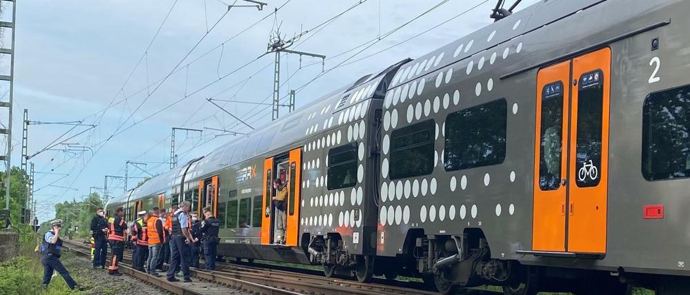 Ein Mann hat in einer Regionalbahn bei Aachen am Freitagmorgen mit einem Messer auf Reisende eingestochen und mindestens drei Menschen verletzt.