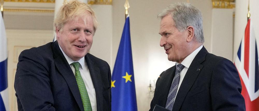 Johnson und Niinistö unterzeichneten am Mittwochabend eine politische Erklärung, in der sich ihre beiden Länder gegenseitige Unterstützung versprechen.