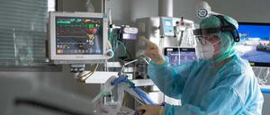 Die Zahl der Covid-19-Intensivpatienten sinkt auf unter 1000.