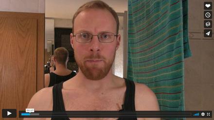 Hagen Grell in seiner Badezimmer-Botschaft an alle deutschen Frauen.
