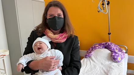 Sibylle Baluschek, Sprecherin der Evangelischen Hochschule Berlin, mit einer Übungspuppe, im neuen "Skills Lab" für Hebammen.