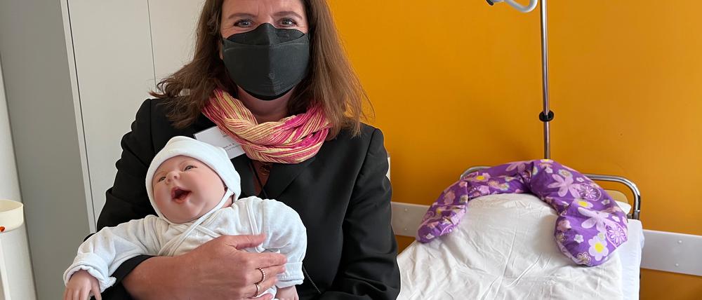 Sibylle Baluschek, Sprecherin der Evangelischen Hochschule Berlin, mit einer Übungspuppe, im neuen "Skills Lab" für Hebammen.