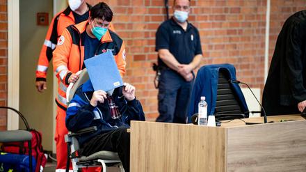 Der Angeklagte kommt zur Fortsetzung des Prozess des Landgericht Neuruppin.