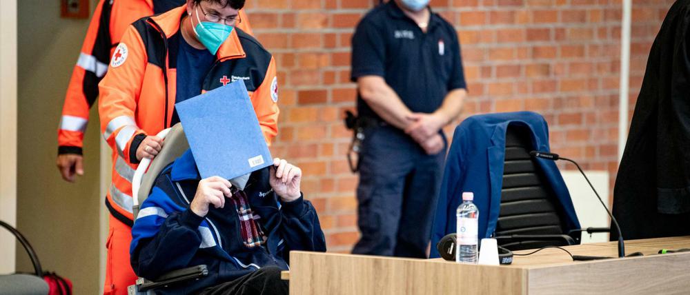 Der Angeklagte kommt zur Fortsetzung des Prozess des Landgericht Neuruppin.
