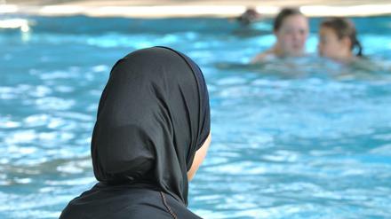 Mit Ganzkörperbadeanzug in das Schwimmbad? Die französische Stadt Grenoble will über eine generelle Änderung der Schwimmbadordnung beraten.