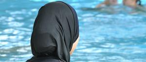 Mit Ganzkörperbadeanzug in das Schwimmbad? Die französische Stadt Grenoble will über eine generelle Änderung der Schwimmbadordnung beraten.