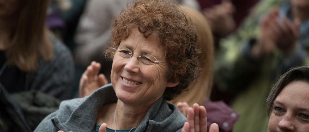 Die Ärztin Kristina Hänel apllaudiert 2017 vor dem Amtsgericht in Gießen den Demonstrierenden.