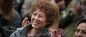 Die Ärztin Kristina Hänel apllaudiert 2017 vor dem Amtsgericht in Gießen den Demonstrierenden.