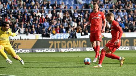 Szene mit Folgen: Hertha vergibt am 32. Spieltag in Bielefeld das sichere 2:0 und kassiert dann noch den Ausgleich.