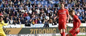 Szene mit Folgen: Hertha vergibt am 32. Spieltag in Bielefeld das sichere 2:0 und kassiert dann noch den Ausgleich.