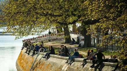 Menschen genießen die Sonne am Landwehrkanal.