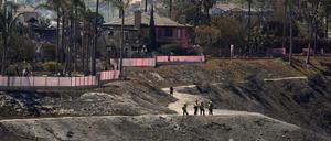 Ein Buschfeuer zerstört Luxusvillen in Kalifornien, USA.