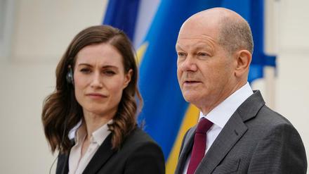 Bundeskanzler Olaf Scholz bei einem Besuch der finnischen Ministerpräsidentin Sanna Marin (l.) Anfang Mai
