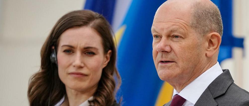 Bundeskanzler Olaf Scholz bei einem Besuch der finnischen Ministerpräsidentin Sanna Marin (l.) Anfang Mai