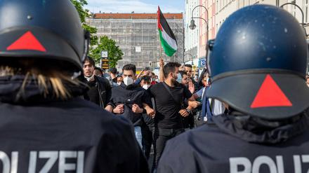 Demonstrierende stehen gegenüber der Bereitschaftspolizei.