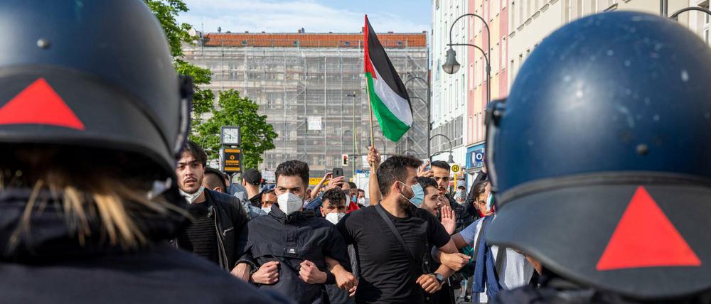 Demonstrierende stehen gegenüber der Bereitschaftspolizei.