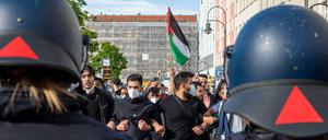 Demonstrierende stehen gegenüber der Bereitschaftspolizei.