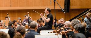 Stephan Frucht wird beim Konzert im RBB-Sendesaal dirigieren.