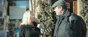 Endlich mal entspannt. Uwe Tellkamp im Gespräch mit der umstrittenen Buchhändlerin Susanne Dagen vor deren Buchhaus Loschwitz. 
