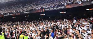 Die Fans von Eintracht Frankfurt beim Auswärtsspiel im Camp Nou des FC Barcelona.