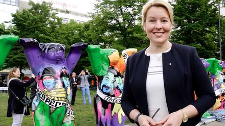 Buntes Berlin. Franziska Giffey bei der Buddy-Bär-Enthüllung. 