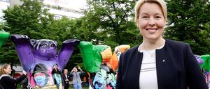 Buntes Berlin. Franziska Giffey bei der Buddy-Bär-Enthüllung. 