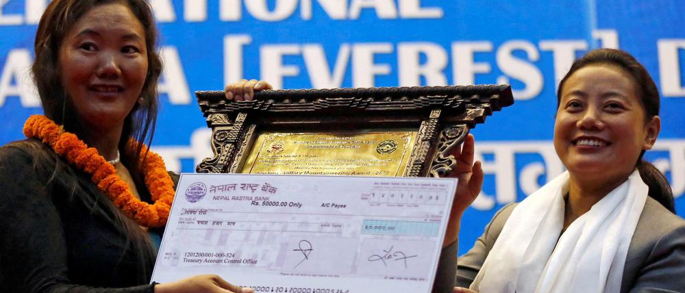 Die Nepalesin Lhakpa Sherpa (l.) erhält einen Bergsteiger-Preis (Archivbild)