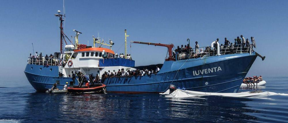 Kein sicherer Hafen für die Iuventa: Seit der Beschlagnahmung 2017 liegt das Schiff in Trapani vor Anker.