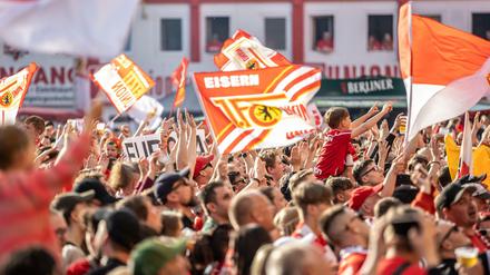 Europa, wir kommen! Die Fans des 1. FC Union feiern sich und die Mannschaft.