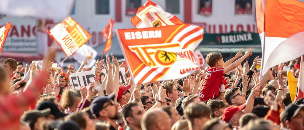 Europa, wir kommen! Die Fans des 1. FC Union feiern sich und die Mannschaft.